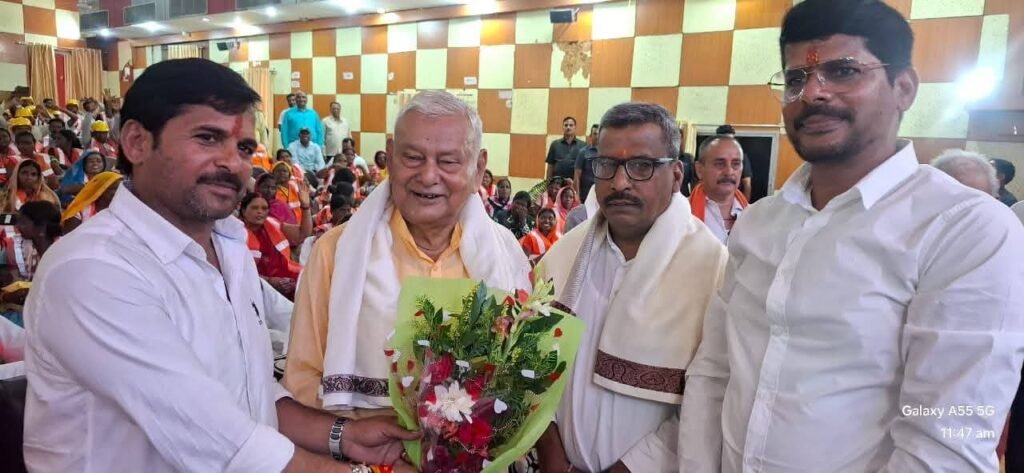 प्रधानमंत्री नरेंद्र मोदी ने मन की बात में एक बार फिर कहा कि “स्वदेशी के संकल्प के साथ हम अपने त्योहारों की रौनक को कई गुना बढ़ा सकते हैं, “वोकल फॉर लोकल” को खरीदारी का मंत्र बनाइए”…