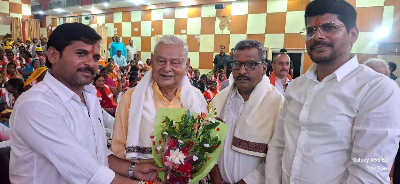 प्रधानमंत्री नरेंद्र मोदी ने मन की बात में एक बार फिर कहा कि “स्वदेशी के संकल्प के साथ हम अपने त्योहारों की रौनक को कई गुना बढ़ा सकते हैं, “वोकल फॉर लोकल” को खरीदारी का मंत्र बनाइए”…