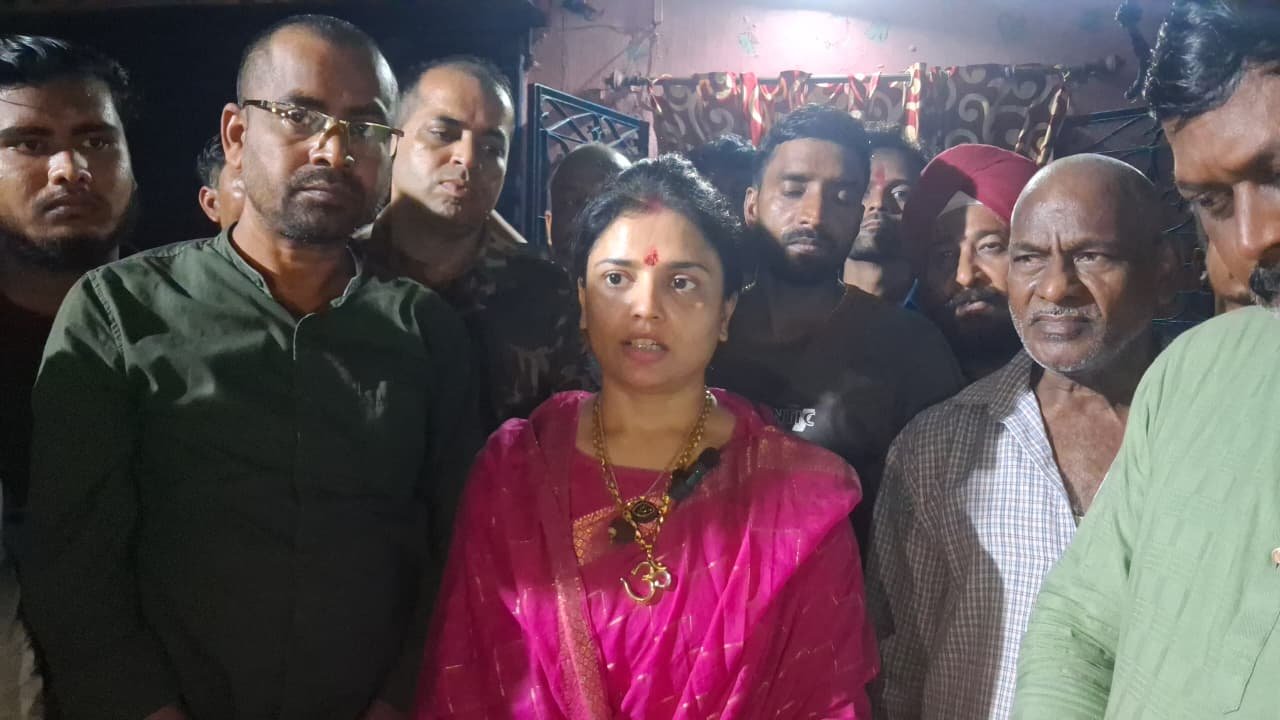 सिंदरी के शहीद चंद्रशेखर कुमार के घर पहुँची अनुपमा सिंह…