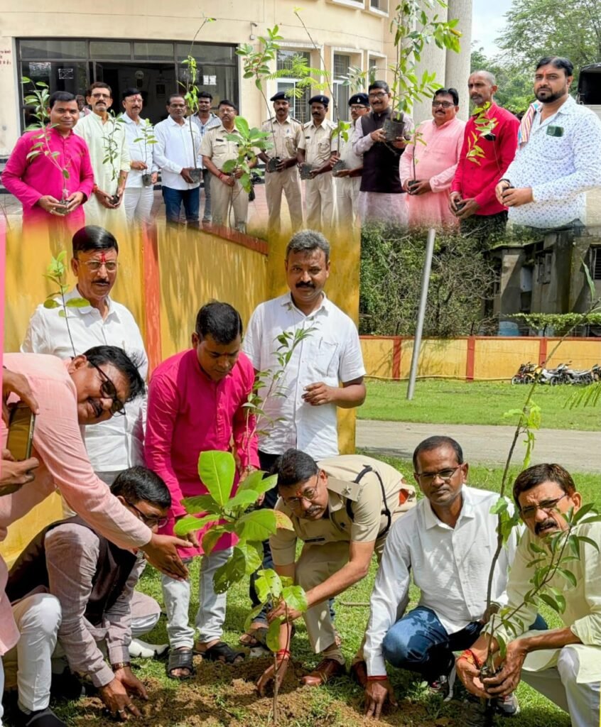 नवरात्रि के शुभ अवसर पर सिंदरी थाना परिसर में भाजपा कार्यकर्ताओं ने थाना प्रभारी एवं पुलिस कर्मियों के साथ मिलकर किया वृक्षारोपण…