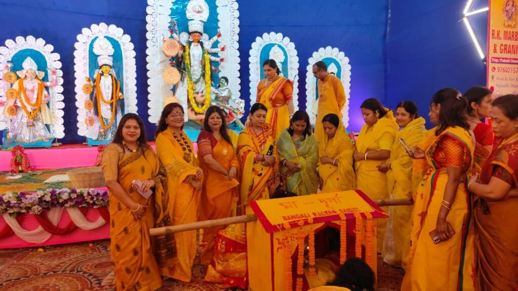 महासप्तमी के दिन कोलाबऊ स्थापना के साथ धनबाद के विभिन्न दुर्गा पूजा पंडालों में बंगला रीति के अनुसार विधिवत पूजा की परंपरा….