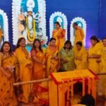 महासप्तमी के दिन कोलाबऊ स्थापना के साथ धनबाद के विभिन्न दुर्गा पूजा पंडालों में बंगला रीति के अनुसार विधिवत पूजा की परंपरा….