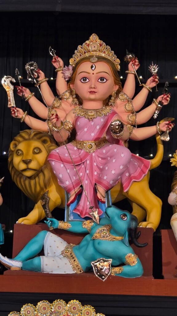 25 लाख की लागत से राजबाड़ी मे गोपाल भर की थीम पर बना आसनसोल मे दुर्गा पंडाल… विराजमान हुई बेबी दुर्गा…