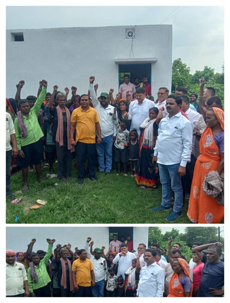 मधुबन कॉलोनी कुजामा मे सामुदायिक भवन के उद्घाटन (जमसं बच्चा गुट)के महामंत्री गुड्डू सिंह उर्फ अभिषेक सिंह ने रिबन फीता काटकर किया…