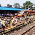 झारखंड में 83 ट्रेनें रद्द, घंटों भूखे-प्यासे बैठे रहे बच्चे-बुजुर्ग, 2 लाख से अधिक यात्री हुए परेशान…