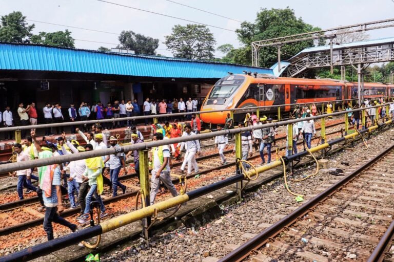 झारखंड में 83 ट्रेनें रद्द, घंटों भूखे-प्यासे बैठे रहे बच्चे-बुजुर्ग, 2 लाख से अधिक यात्री हुए परेशान…