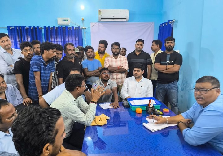 गोल्डन पहाड़ी स्थित डेंजरजॉन मे रहने वाले लोगों की समस्यायों को लेकर जमसं (बच्चा गुट) महामंत्री अभिषेक सिंह ने परियोजना पीओ से किया वार्ता..