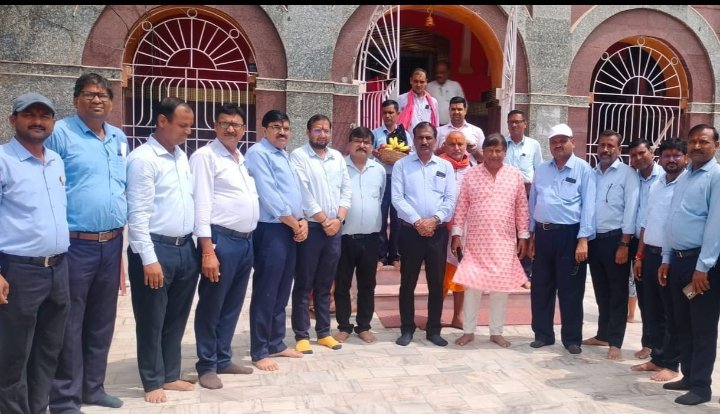 बस्ताकोला क्षेत्र के महाप्रबंधक ए के सिन्हा ने दुःख हरणी मंदिर में किया पूजा-अर्चना..
