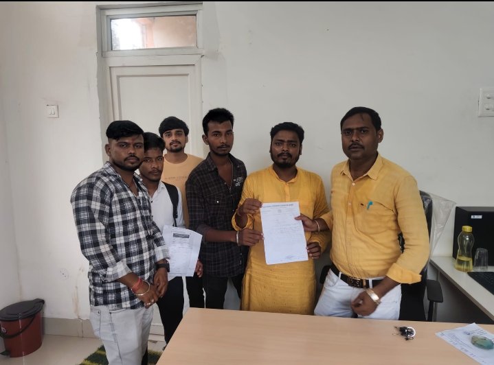 छात्र-छात्राओं को शून्य अंक मिलने की सूचना पर एनएसयूआई के प्रदेश सचिव मिलने पहुंचे महाविद्यालय प्राचार्य से..