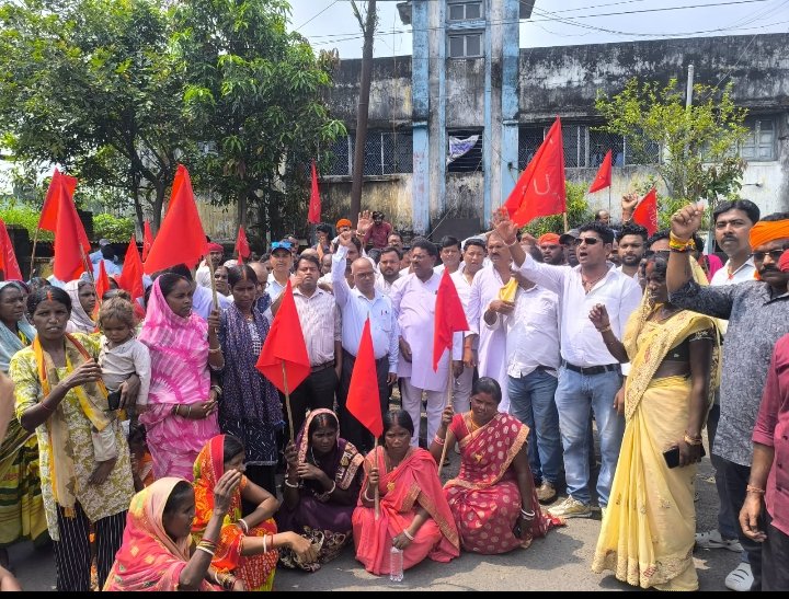 कुईया कोलियरी डंप 02 मे कार्यरत असंगठित मजदूरों ने कोयले की मांग को लेकर किया विरोध प्रदर्शन…