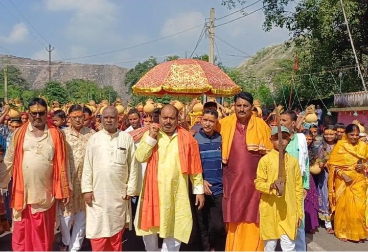 दुर्गा पूजा के अवसर पर गाजे -बाजे के साथ निकला भब्य कलश शोभा यात्रा ..