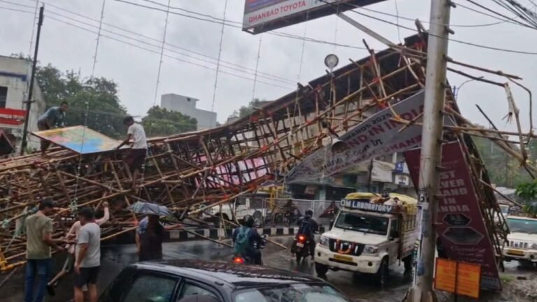 तेज हवा के साथ झमाझम बारिश के कारण बैंक मोड़ मटकुरिया व भूली बी ब्लॉक का पूजा पंडाल गिरा…