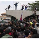 GEN-Z के सामने झुकी नेपाल की ओली सरकार, सोशल मीडिया से वापस लिया बैन, हिंसक प्रदर्शनों में 20 की मौत और 300 घायल…