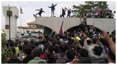 GEN-Z के सामने झुकी नेपाल की ओली सरकार, सोशल मीडिया से वापस लिया बैन, हिंसक प्रदर्शनों में 20 की मौत और 300 घायल…