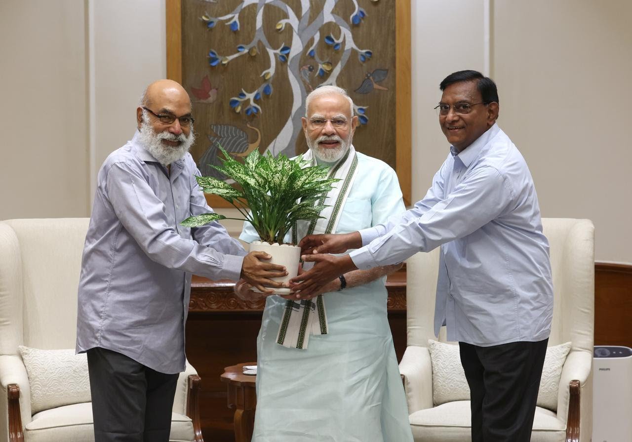 रामोजी ग्रुप के चेयरमैन चेरुकुरी किरण ने पीएम मोदी से की मुलाकात, भेंट किए स्मृति चिन्ह…