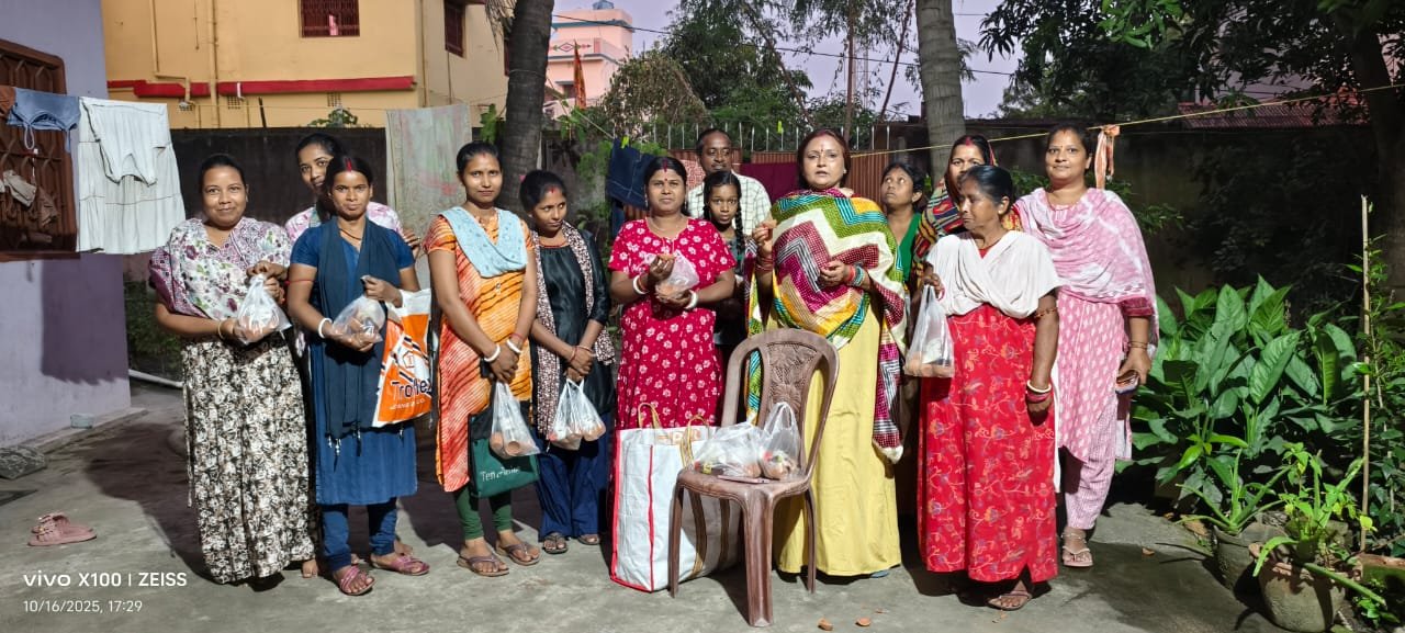 स्वदेशी अभियान के तहत भाजपा नेत्री बबीता झा की पहल, दीपों के पर्व के लिए महिलाओं को बांटे मिट्टी के दीये…