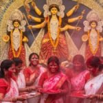 दुर्गा पूजा पर क्यों निभाई जाती है सिंदूर खेला की रस्म? जानें सदियों पुराने इस रिवाज का महत्व….