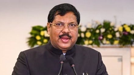 ‘सनातन का अपमान, नहीं सहेंगे’ का नारा लगाकर चीफ जस्टिस गवई पर जूता फेंकने की कोशिश