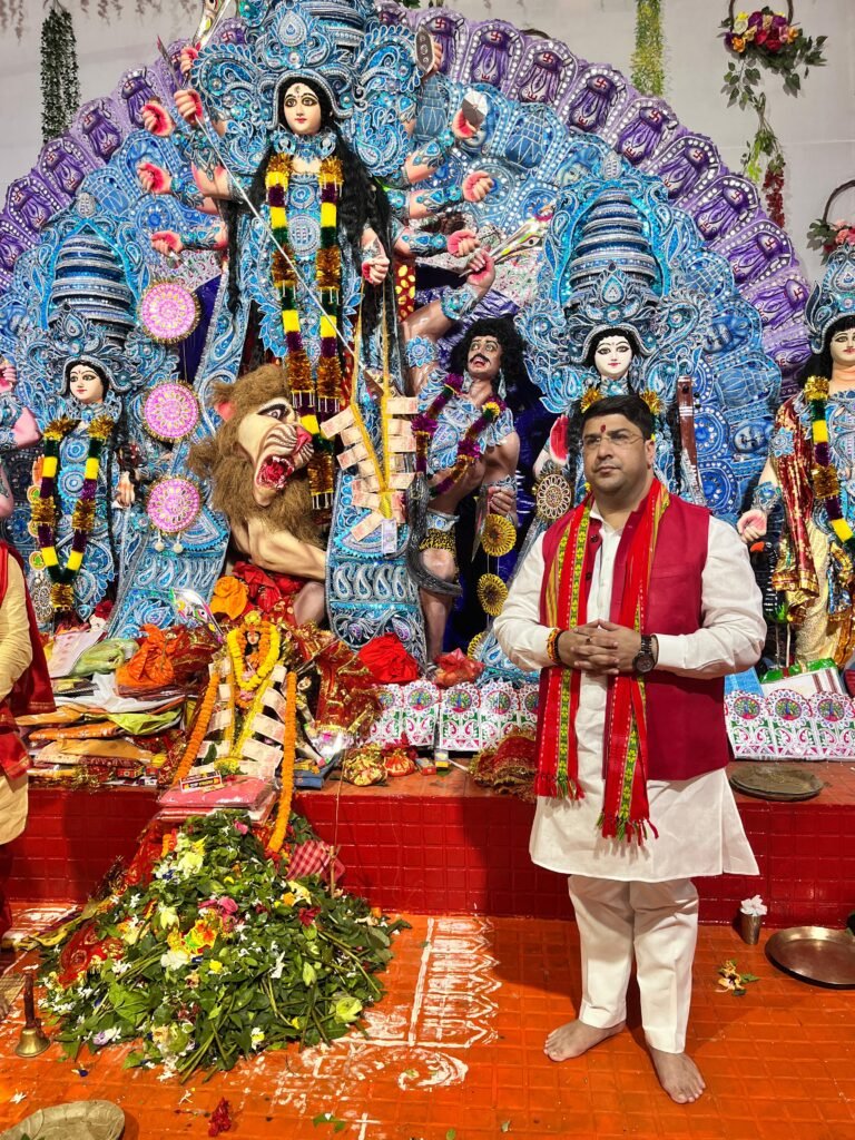 सिंदरी रांगा माटी आर एम के फोर दुर्गा पूजा पंडाल का टुंडी विधानसभा प्रत्याशी भाजपा नेता विक्रम पांडे ने फिता काट कर किया उद्घाटन…