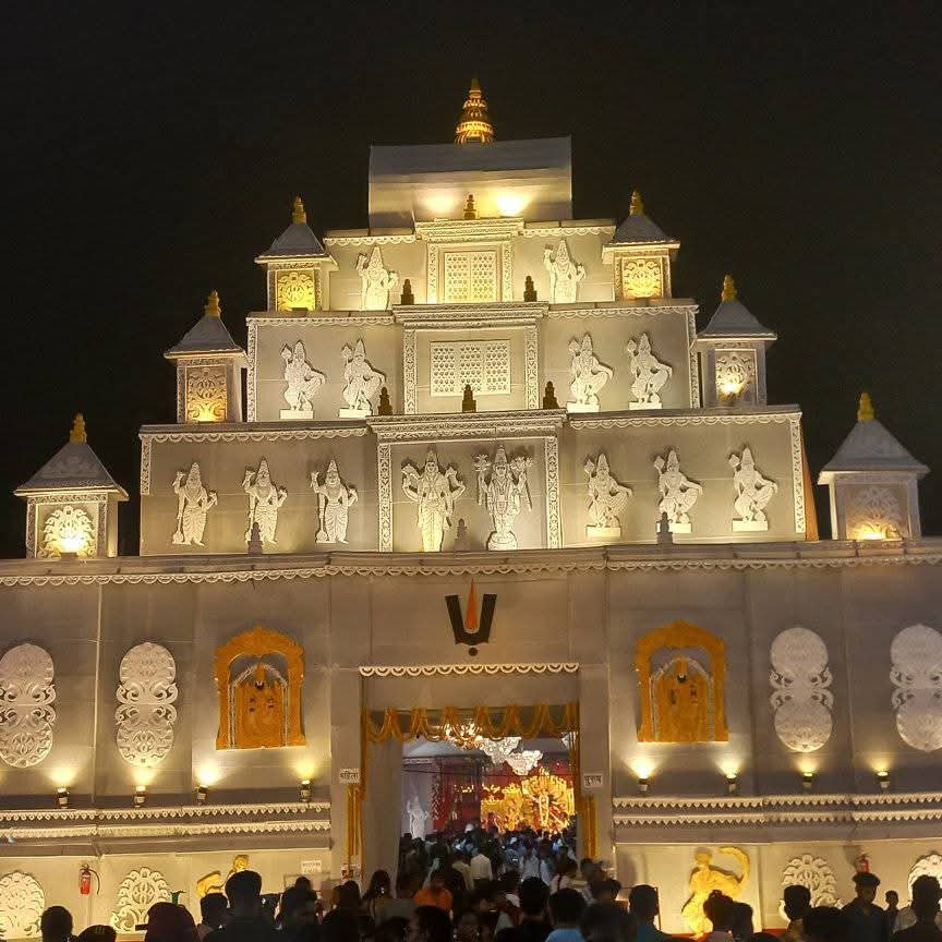 आंधी बारिश में ध्वस्त होने के बाद भी तीन दिन में फिर खड़ा हुआ भूली बी ब्लॉक का पंडाल…