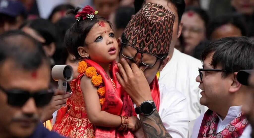 नेपाल में दो साल की बच्ची को जीवित देवी चुना गया, परंपरा के अनुसार ली गई थी कठिन परीक्षा…