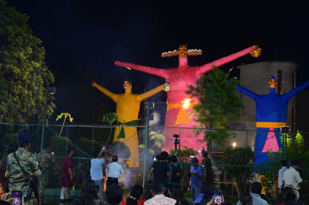 धनबाद क्लब में रावण दहन के साथ पहली बार धुनुची नृत्य एवं सिंदूर खेला का आयोजन…