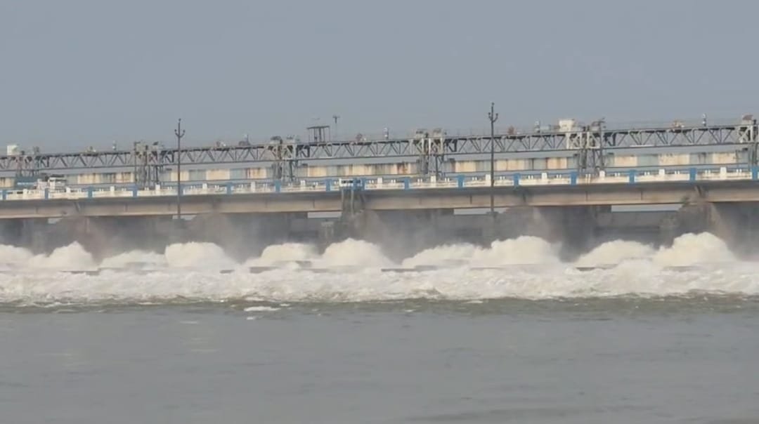 गुरुवार सुबह से हो रही रुक -रुक का बारिश से बढ़ा जलासयों का जल स्तर कई नदियाँ भी उफान पर डिवीसी ने दुर्गापुर स्थित दामोदर बैराज से 59,075 क्यूसेक पानी…