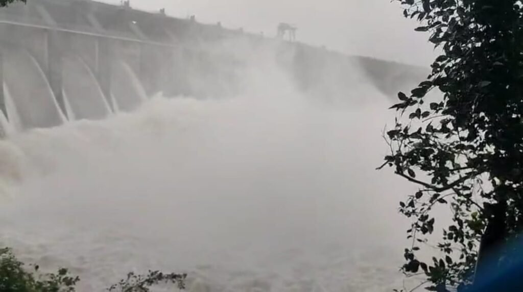 60 के बाद अब डिवीसी ने छोड़ा 70 हजार क्यू सेक पानी, ममता की बढ़ी चिंता…