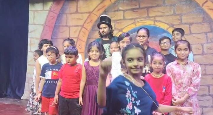 धनबाद में छाया जादूगर सिकंदर का जादू, न्यू टाउन हॉल में दर्शक हुए मंत्रमुग्ध…