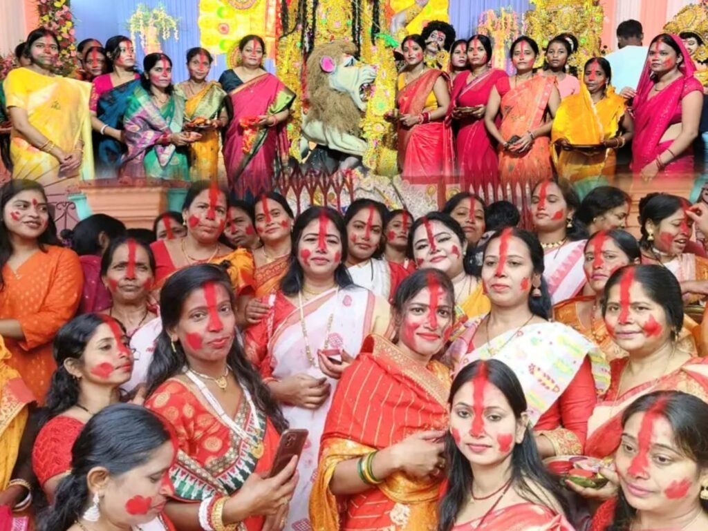 बंगाली समाज की महिलाओं ने देवी दुर्गा के विसर्जन के पूर्व सिंदूर खेला में भाग लिया…