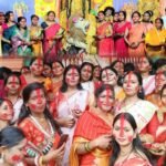 बंगाली समाज की महिलाओं ने देवी दुर्गा के विसर्जन के पूर्व सिंदूर खेला में भाग लिया…
