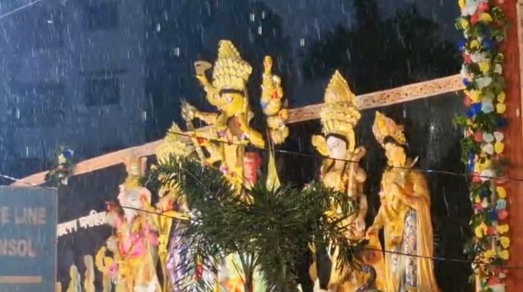 बारिश के बिच आसनसोल मे निकली भव्य दुर्गोत्सव की शोभायात्रा टॉलीवुड अभिनेत्री सुभाश्री गांगुली भी रही मुख्य रूप से उपस्थित…