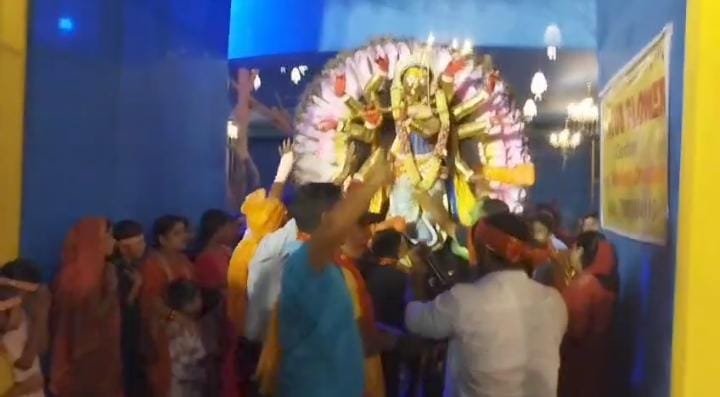 धनबाद में दुर्गापूजा विसर्जन में दिखी गंगा जमुनी तहजीब ,माता की विदाई में शामिल हिंदू मुस्लिम समुदाय के लोग…