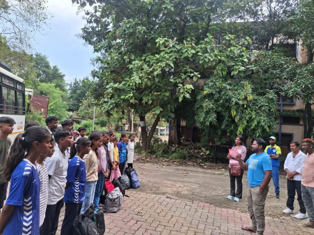 राज्य स्तरीय प्रतिभा खोज प्रतियोगिता (फ़ुटबॉल) में भाग लेने हेतु धनबाद जिले के चयनित खिलाड़ी रांची रवाना…