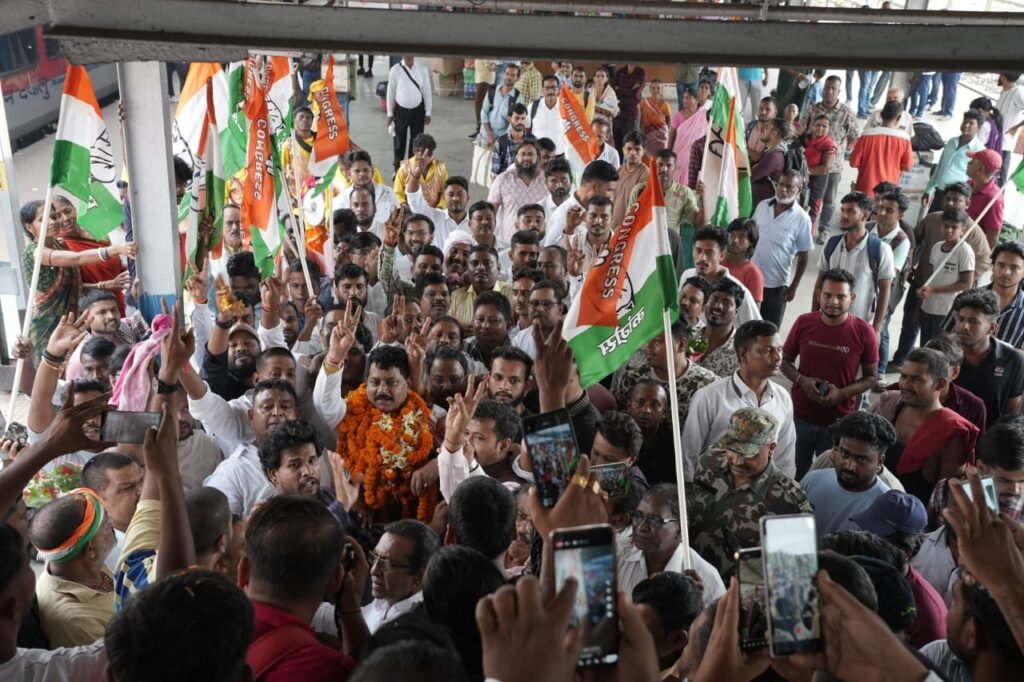 कांग्रेस जिलाध्यक्ष संतोष सिंह के धनबाद पहुंचते ही कार्यकर्ताओं ने स्टेशन पर गाजे बाजे के साथ किया स्वागत..पार्टी ने दूसरी बार धनबाद जिला का दिया कमान…