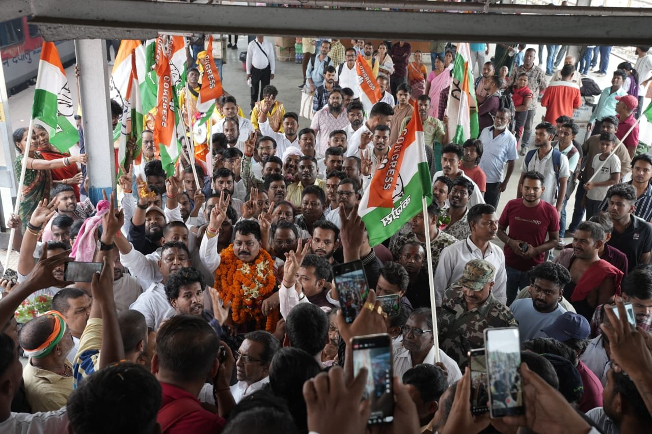 कांग्रेस जिलाध्यक्ष संतोष सिंह के धनबाद पहुंचते ही कार्यकर्ताओं ने स्टेशन पर गाजे बाजे के साथ किया स्वागत..पार्टी ने दूसरी बार धनबाद जिला का दिया कमान…