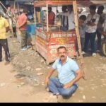 ट्रैफिक पुलिस के खिलाफ वासेपुर के समाजसेवी ने सड़क पर दिया धरना…