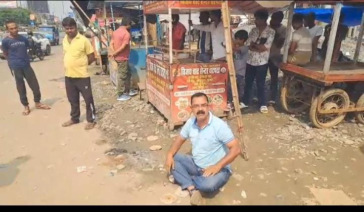 ट्रैफिक पुलिस के खिलाफ वासेपुर के समाजसेवी ने सड़क पर दिया धरना…