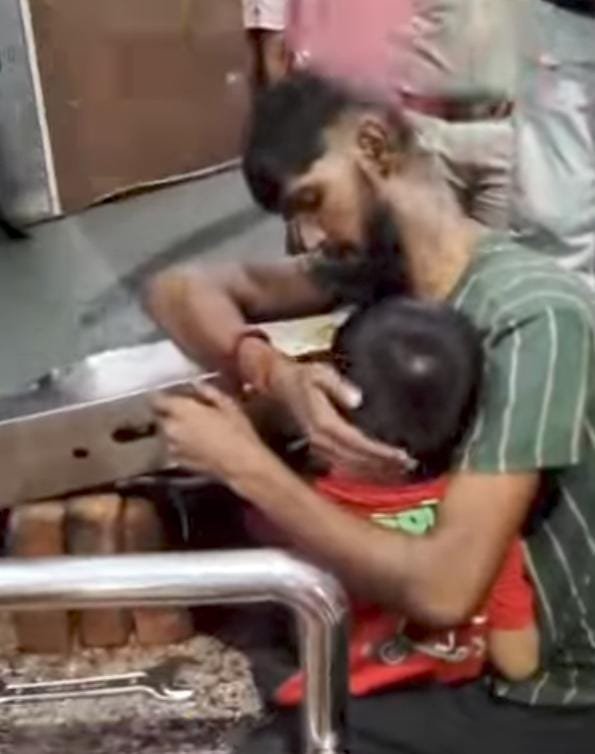 स्टेशन पर स्कैनिंग मशीन में फंसा मासूम का हाथ, गैस कटर से काट निकाला…