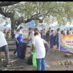 धनबाद स्टेशन के दक्षिणी छोर में रेलवे ने चलाया स्वच्छता अभियान..रोटरी क्लब का मिला सहयोग…