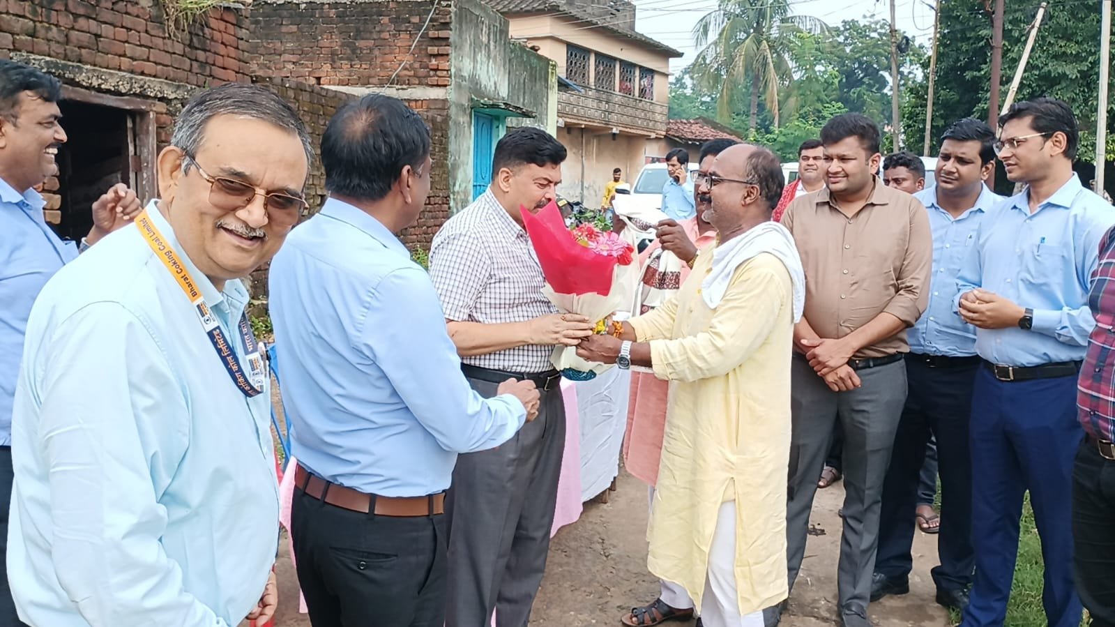 लालबांध तालाब का निरीक्षण, कोल इंडिया निदेशक डॉ. अरुण ओरान ने संवेदक को लगाई फटकार