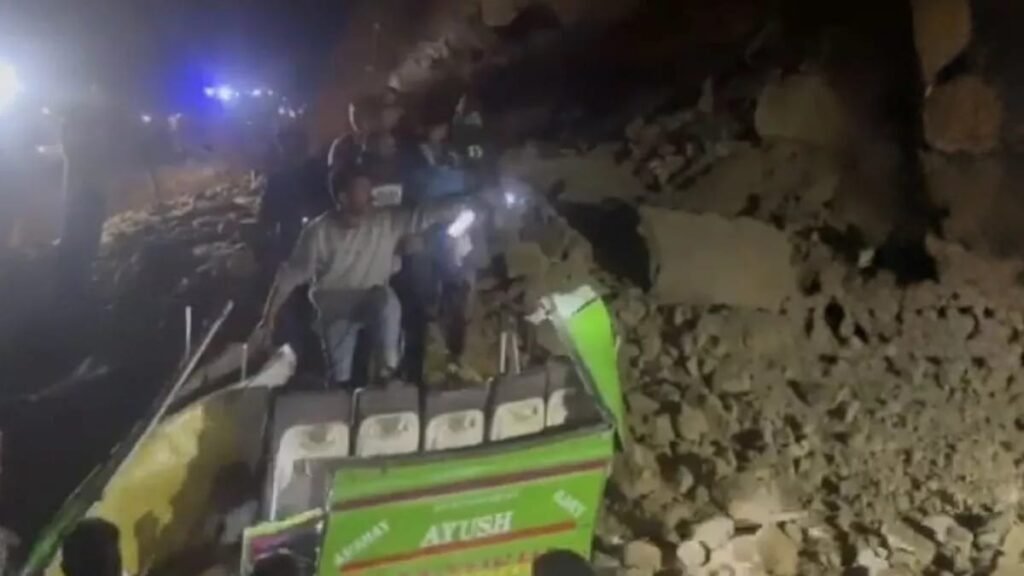 हिमाचल बस हादसे में 15 की मौत, 2 घायल, एक लापता, मरने वालों में 4 एक ही परिवार के लोग…