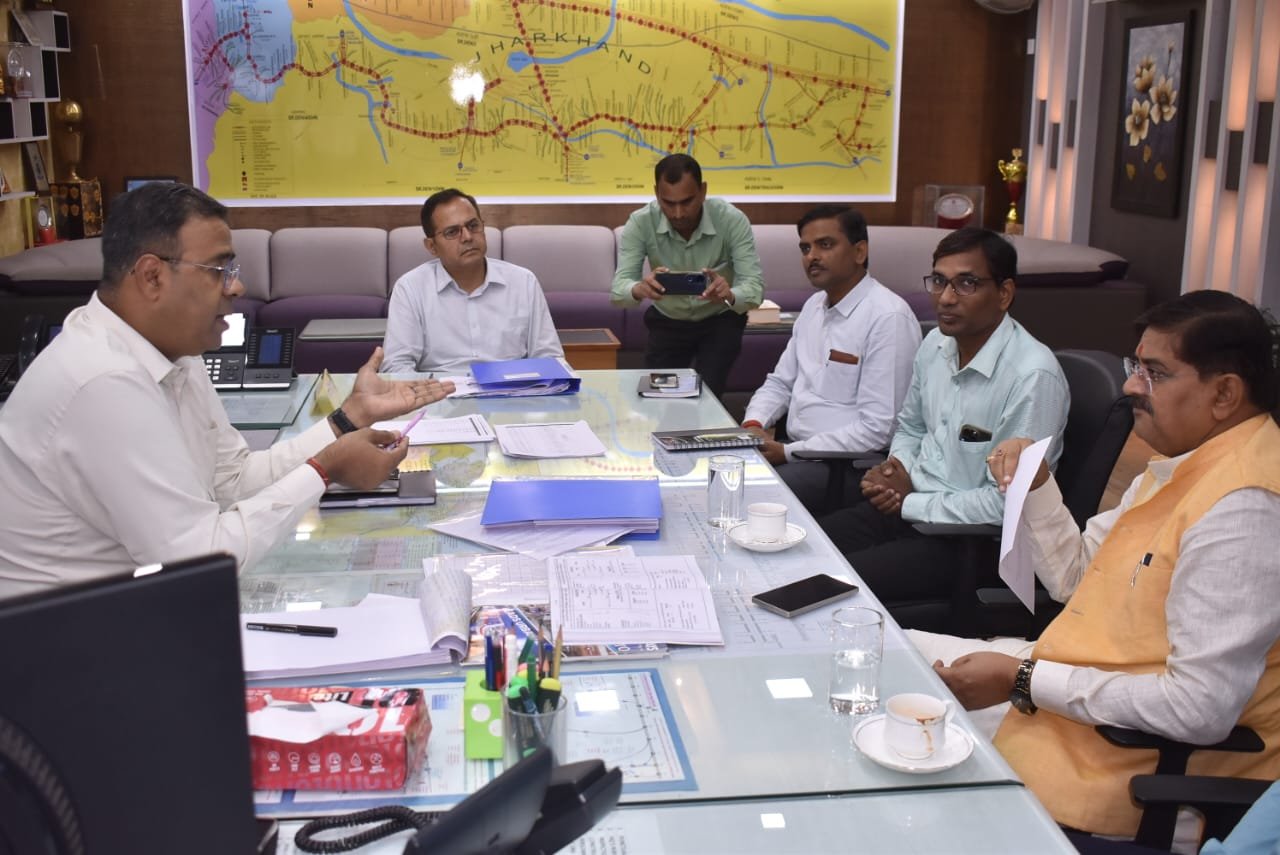 गया पुल चौड़ीकरण कार्य मे देरी एवं बरमसिया पुल मरम्मती की मांग को लेकर MLA राज ने DRM से की मुलाकात…