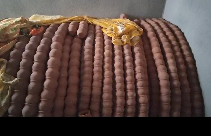 दीपावली आते ही घूमने लगे कुम्हारों की चाक,मौसम की बेरुखी से कुम्हारों में दिखी थोड़ी मायूस…