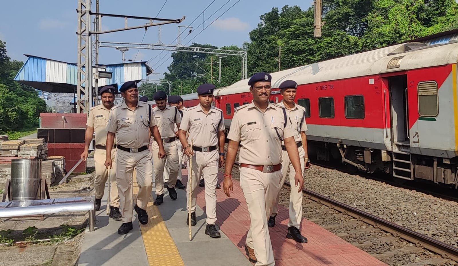 कुमारधुबी रेलवे स्टेशन पर रेल पुलिस का सफाई और सुरक्षा अभियान…