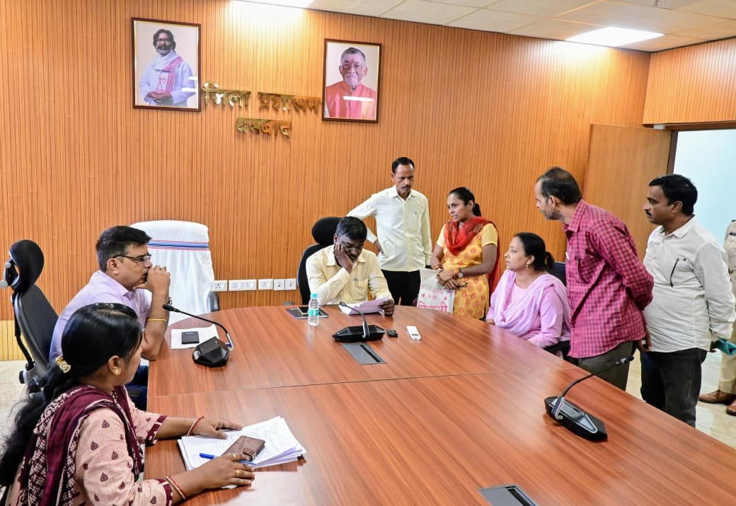 शिक्षकों ने की दस महीने से वेतन नहीं मिलने की शिकायत…