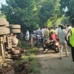 हिरणपुर में दर्दनाक हादसा: पत्थर लदा हाइवा पलटने से घर में सोए व्यक्ति की मौत, आक्रोशित ग्रामीणों ने किया सड़क जाम…