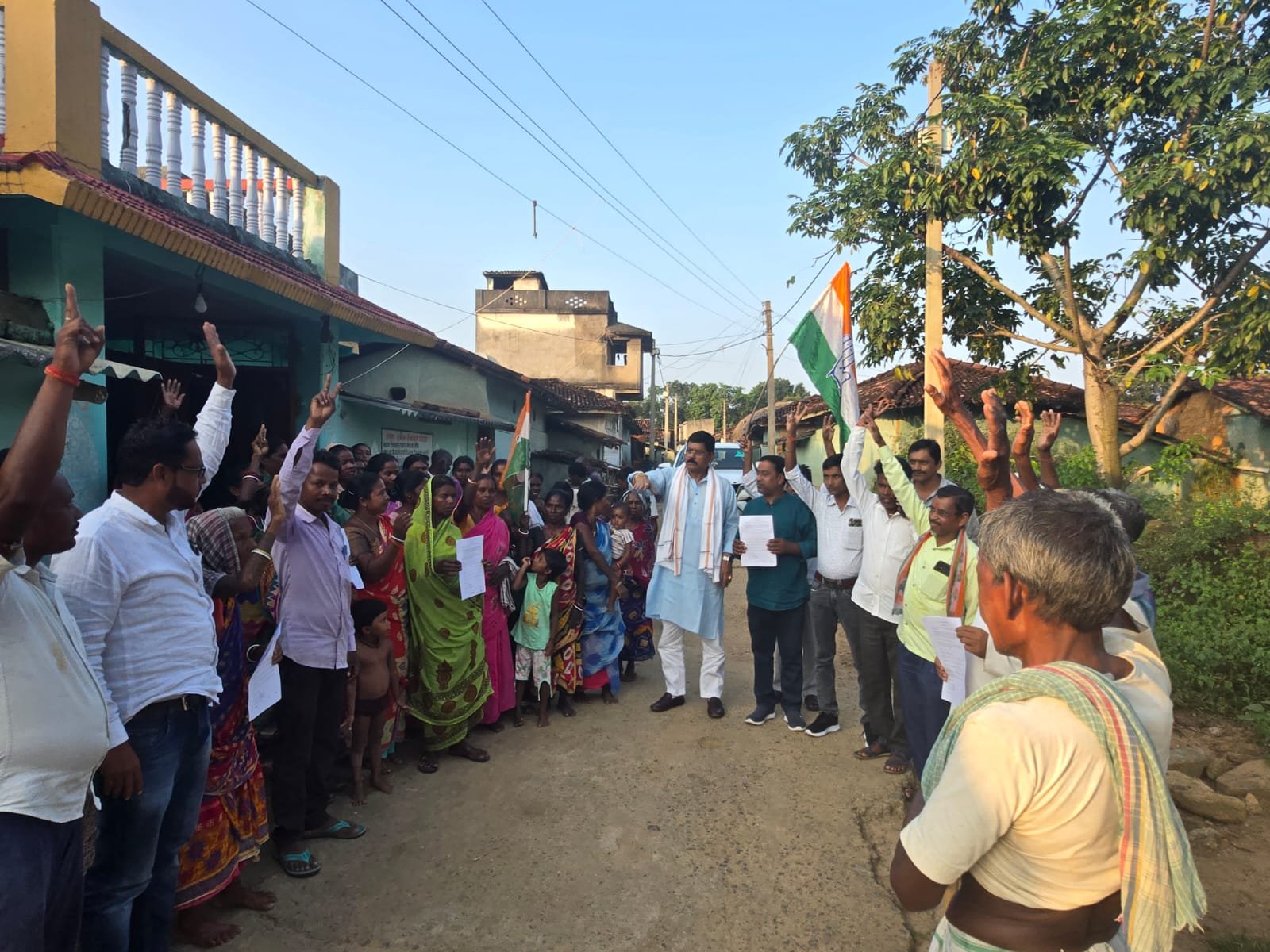 कांग्रेस ने राम कुंडा पंचायत में चलाया “वोट चोर गदी छोड़ हस्ताक्षर अभियान कार्यक्रम”…