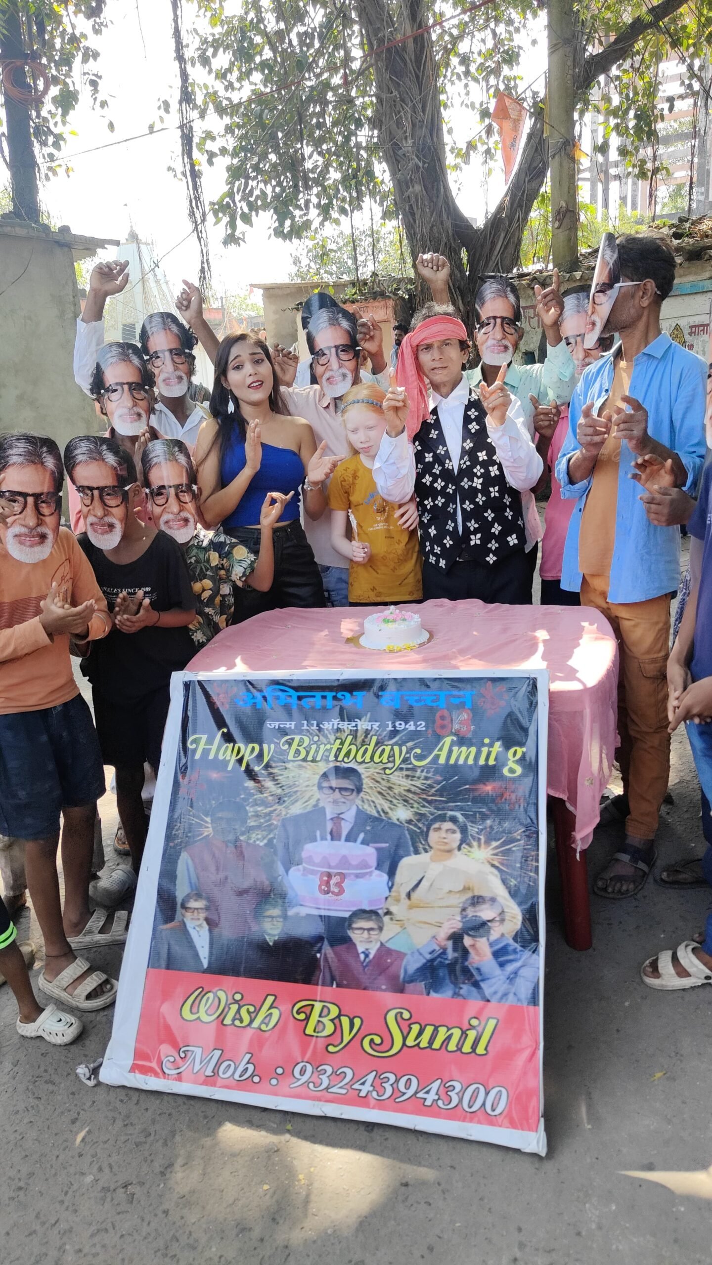 “मेगास्टार अमिताभ बच्चन का 83वां जन्मदिन धनबाद में धूमधाम से मनाया गया..डॉन” फिल्म के चर्चित गीत “खाई के पान बनारस वाले” गाने के साथ बॉलीवुड के स्टंटमैन सुनील हरि की टीम ने काटा केक…