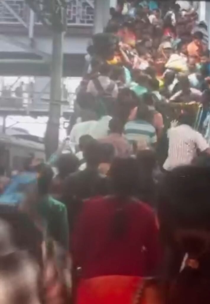 बर्दवान स्टेशन के फुट ब्रिज पर बेकाबू हुई भीड़ 6 घायल…